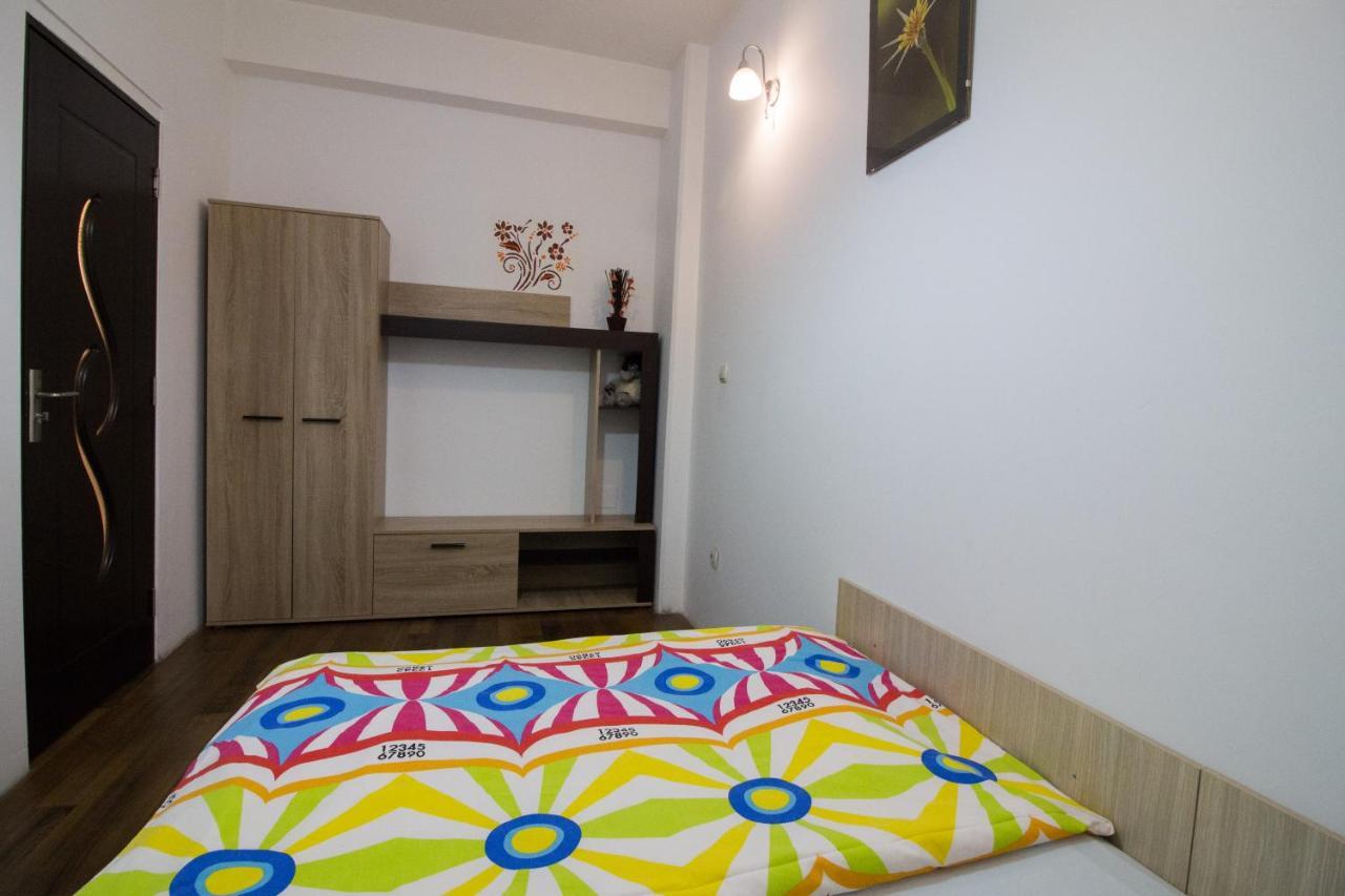 Intim Studio Flat Arad Buitenkant foto
